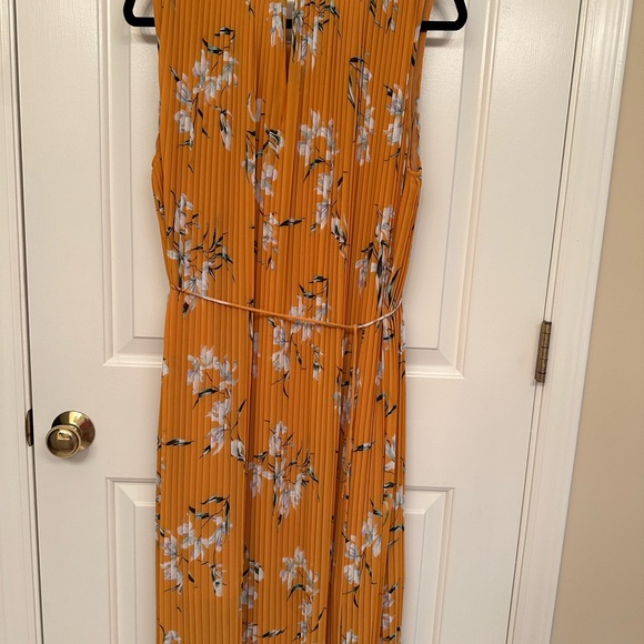 Banana Republic sleeveless maxi dress, Medium, yellow floral print, lined - Picture 8 of 8